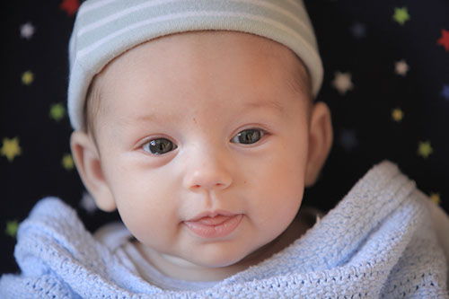 holly 10 weeks close hat blue blanket IMG_8770